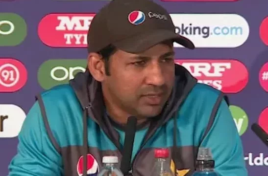 Heartfelt Celebration of Sarfaraz Ahmed after Netting his First Test Ton in 8 years