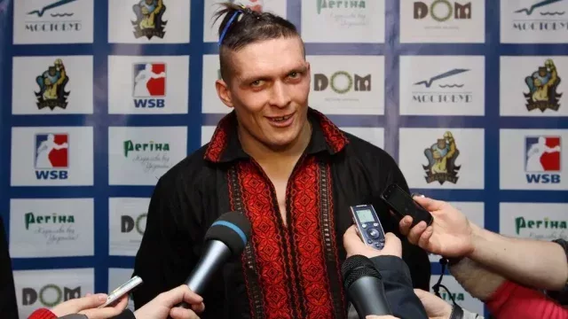 Oleksandr Usyk Calls Out Tyson Fury In Hilarious Swimming Pool Clip