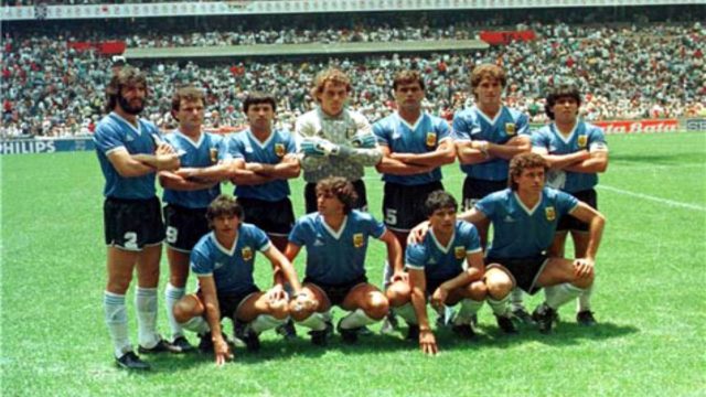 Argentina 1986 World Cup squad celebrating the trophy