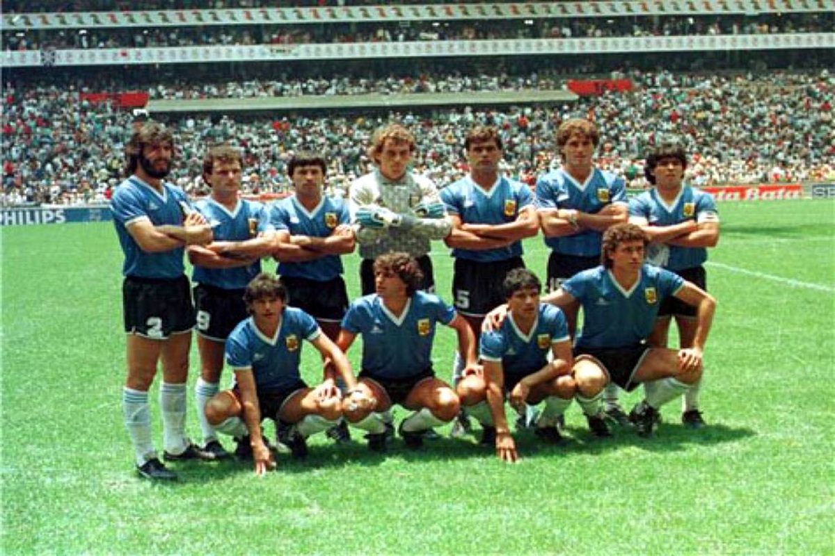 Argentina 1986 World Cup squad celebrating the trophy
