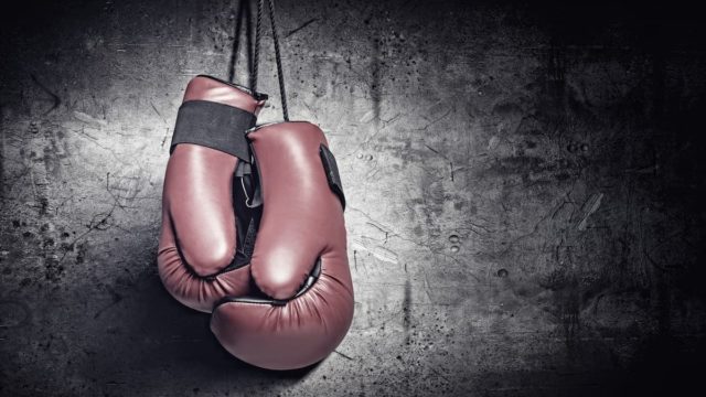 Wilfredo Gómez throwing a punch in a championship boxing match